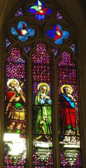 彩色玻璃，绘有玛丽－玛德莲以及两位圣徒之像-1