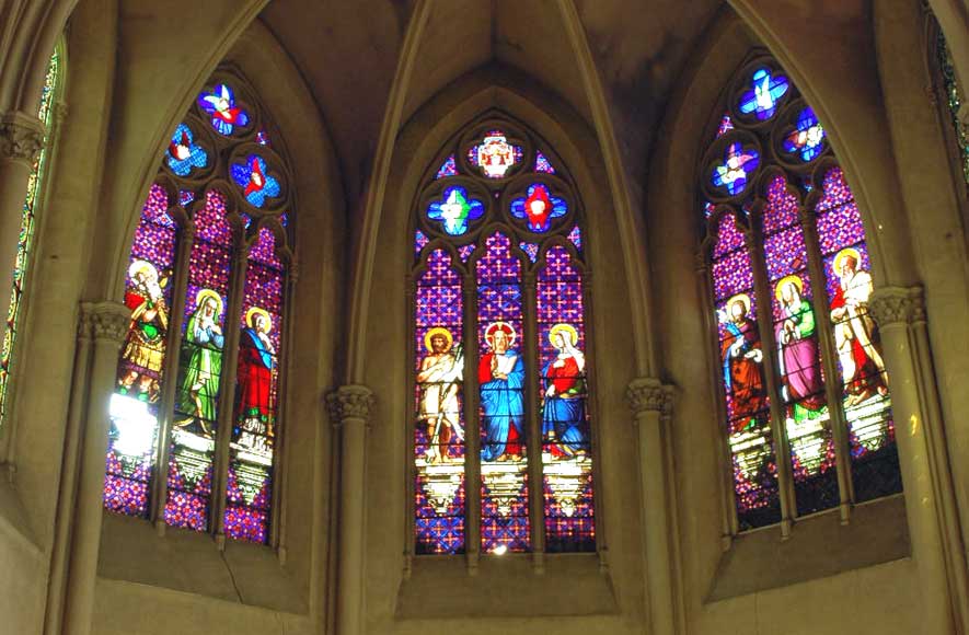 彩色玻璃，绘有圣安娜以及两位圣徒-2