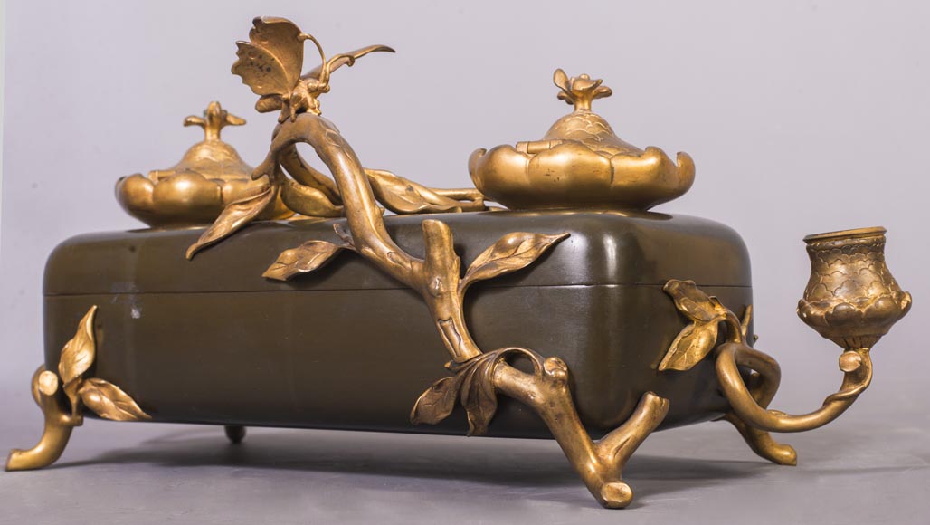 弗雷德里克·尤金·皮亚特（制模）和佩罗之家（制作者）-蝴蝶结装饰的雅致日本风格墨水盒-1