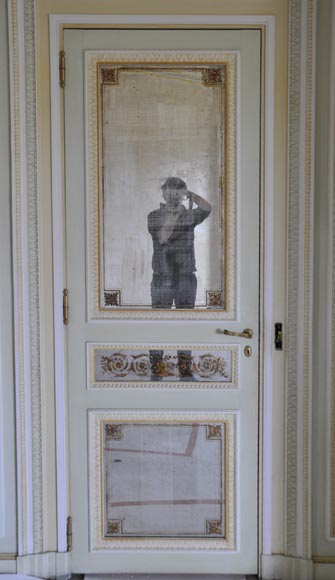 一对路易十六风格木制灰墁门，带有镜子，约1970年-1
