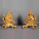 一对路易十五风格的铜鎏金古董柴架，饰有穿传统服饰的人物