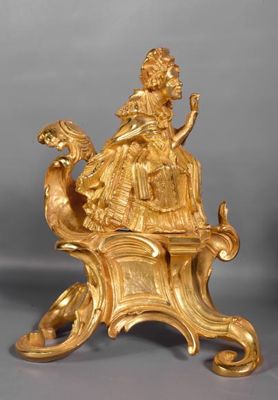 一对路易十五风格的铜鎏金古董柴架，饰有穿传统服饰的人物-1