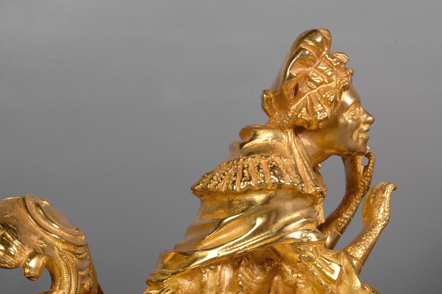 一对路易十五风格的铜鎏金古董柴架，饰有穿传统服饰的人物-2