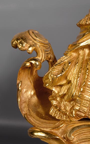 一对路易十五风格的铜鎏金古董柴架，饰有穿传统服饰的人物-3