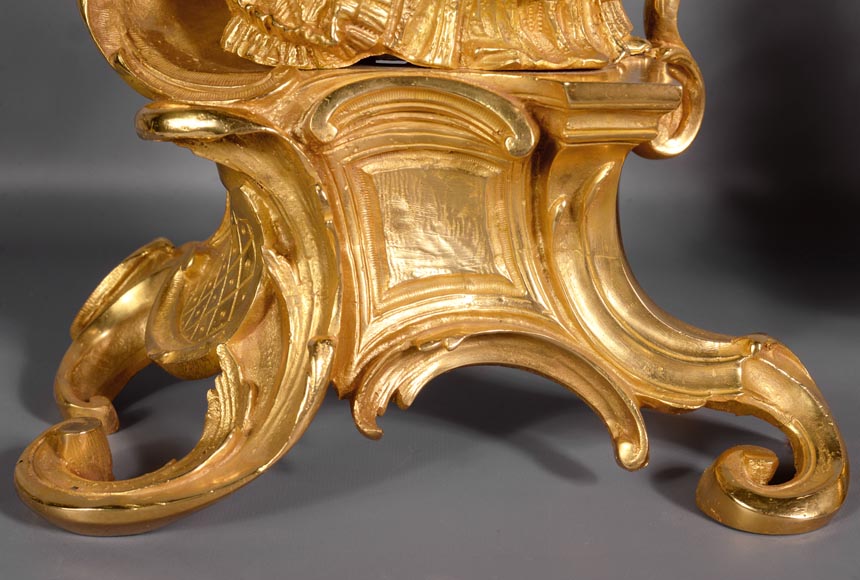 一对路易十五风格的铜鎏金古董柴架，饰有穿传统服饰的人物-4
