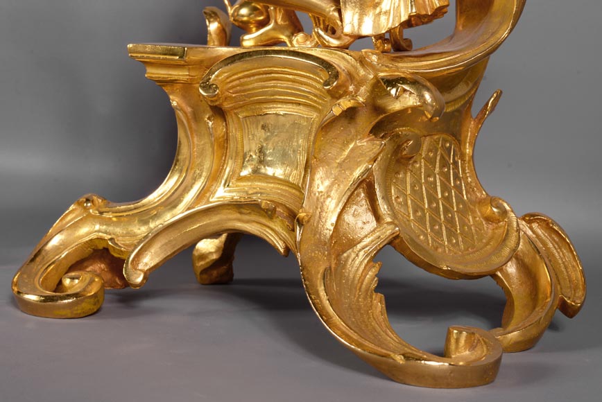 一对路易十五风格的铜鎏金古董柴架，饰有穿传统服饰的人物-7