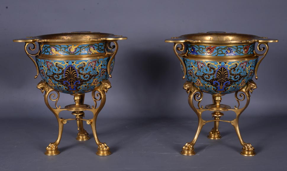 路易 康斯坦 瑟万(Louis - Constant SEVIN) 和费迪南德.巴贝戴安（ Ferdinand BARBEDIENNE ）- 一对漂亮的青铜掐丝珐琅装饰花瓶，约1862年-1