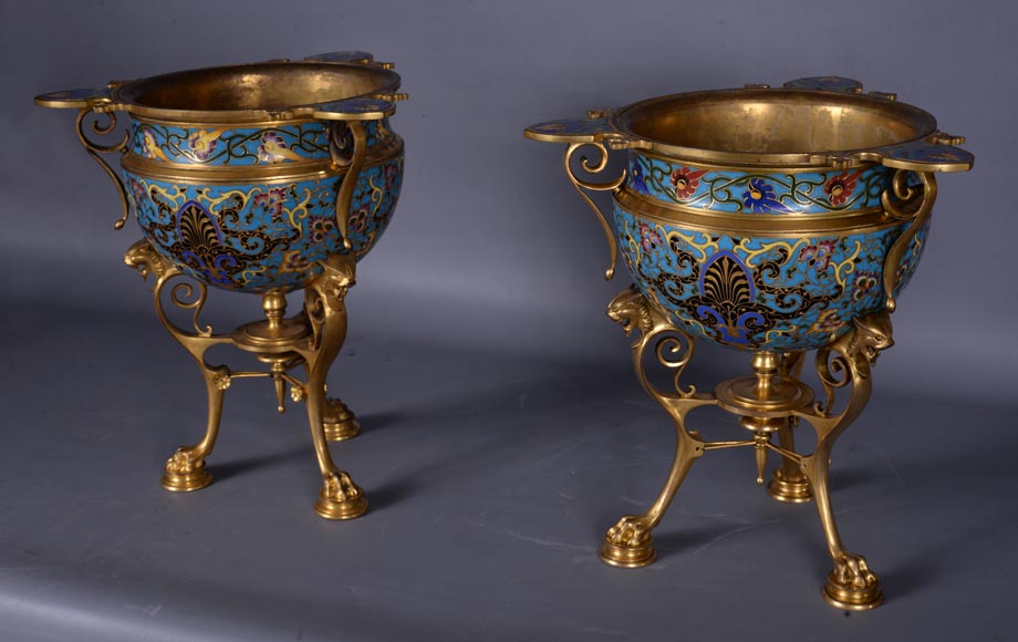 路易 康斯坦 瑟万(Louis - Constant SEVIN) 和费迪南德.巴贝戴安（ Ferdinand BARBEDIENNE ）- 一对漂亮的青铜掐丝珐琅装饰花瓶，约1862年-2