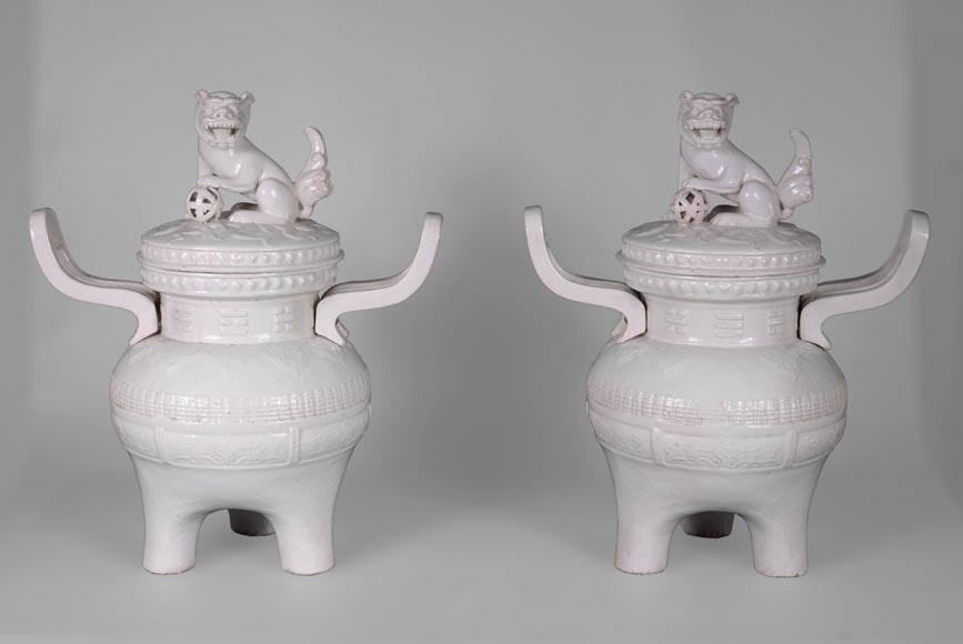 加莱，水晶梯廊，一对有盖罐，盖子上饰有中国香炉传统形状的石狮子，约1870年-0