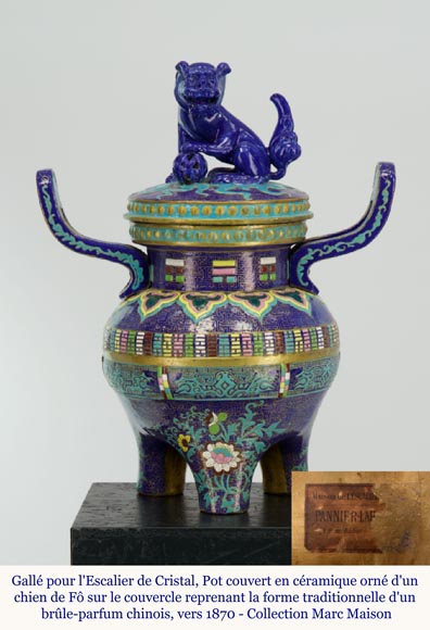 加莱，水晶梯廊，一对有盖罐，盖子上饰有中国香炉传统形状的石狮子，约1870年-1