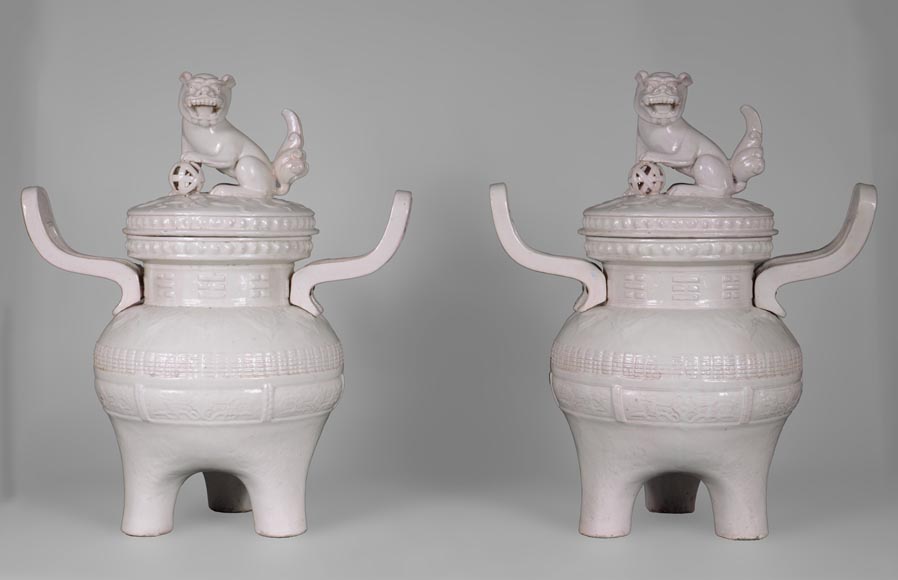 加莱，水晶梯廊，一对有盖罐，盖子上饰有中国香炉传统形状的石狮子，约1870年-3