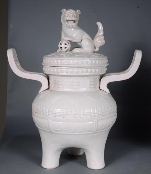 加莱，水晶梯廊，一对有盖罐，盖子上饰有中国香炉传统形状的石狮子，约1870年-4