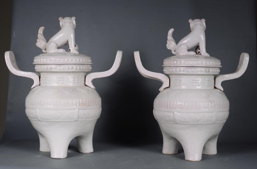 加莱，水晶梯廊，一对有盖罐，盖子上饰有中国香炉传统形状的石狮子，约1870年-5