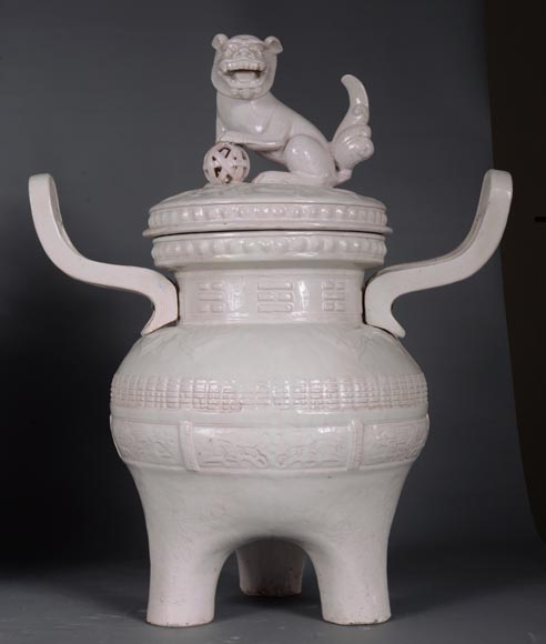 加莱，水晶梯廊，一对有盖罐，盖子上饰有中国香炉传统形状的石狮子，约1870年-6