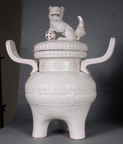加莱，水晶梯廊，一对有盖罐，盖子上饰有中国香炉传统形状的石狮子，约1870年-7