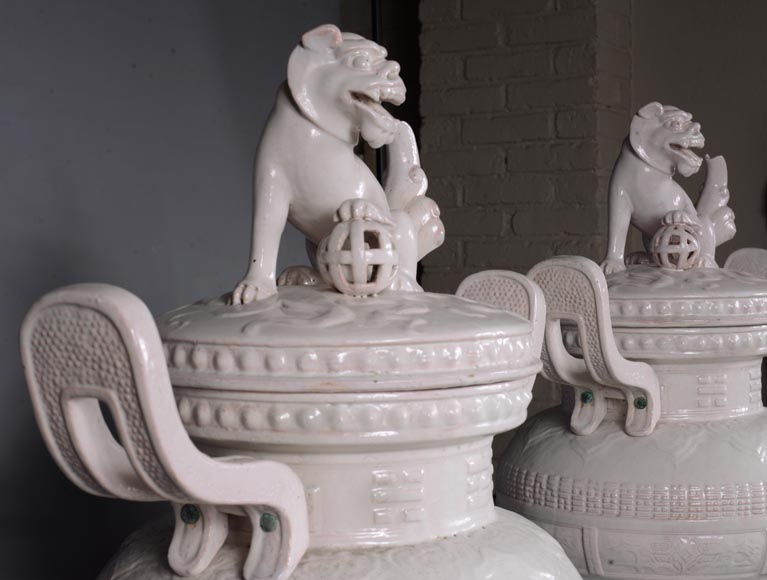加莱，水晶梯廊，一对有盖罐，盖子上饰有中国香炉传统形状的石狮子，约1870年-8