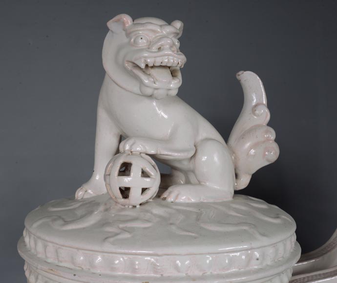 加莱，水晶梯廊，一对有盖罐，盖子上饰有中国香炉传统形状的石狮子，约1870年-9