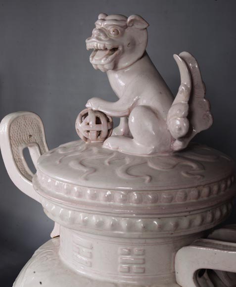 加莱，水晶梯廊，一对有盖罐，盖子上饰有中国香炉传统形状的石狮子，约1870年-10