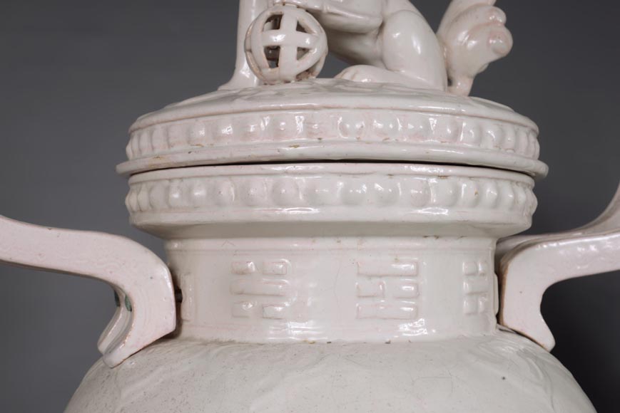 加莱，水晶梯廊，一对有盖罐，盖子上饰有中国香炉传统形状的石狮子，约1870年-12