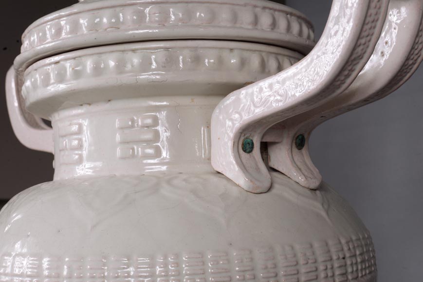 加莱，水晶梯廊，一对有盖罐，盖子上饰有中国香炉传统形状的石狮子，约1870年-14