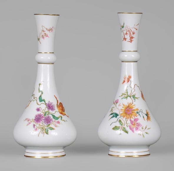 塞弗里斯制造-一对多色花卉装饰德里款花瓶，1875年-0