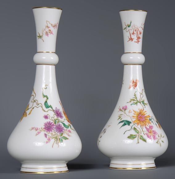塞弗里斯制造-一对多色花卉装饰德里款花瓶，1875年-1