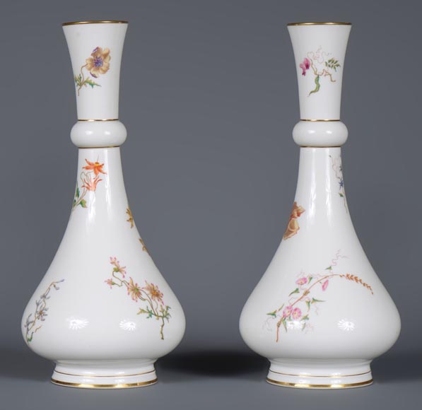 塞弗里斯制造-一对多色花卉装饰德里款花瓶，1875年-2
