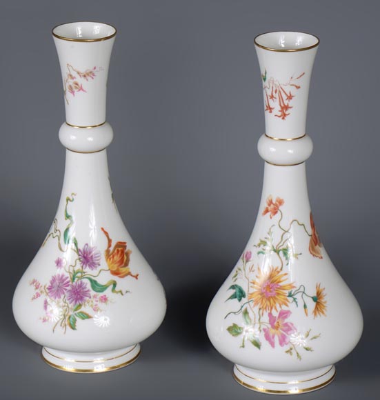 塞弗里斯制造-一对多色花卉装饰德里款花瓶，1875年-3