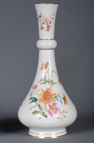 塞弗里斯制造-一对多色花卉装饰德里款花瓶，1875年-4