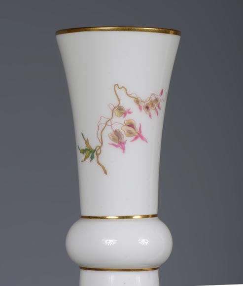塞弗里斯制造-一对多色花卉装饰德里款花瓶，1875年-5