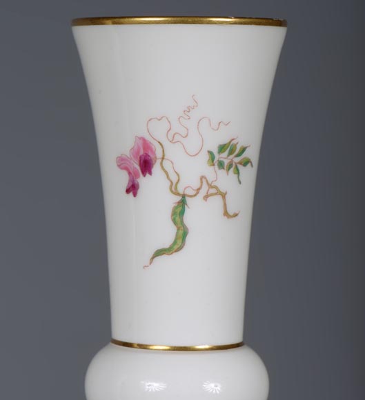 塞弗里斯制造-一对多色花卉装饰德里款花瓶，1875年-6