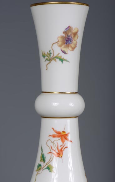 塞弗里斯制造-一对多色花卉装饰德里款花瓶，1875年-7