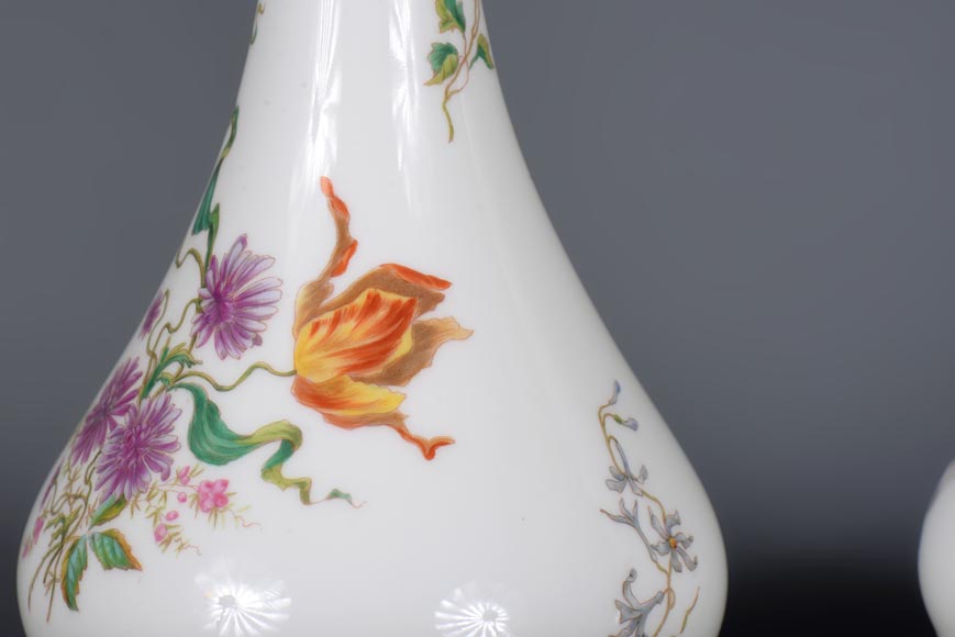 塞弗里斯制造-一对多色花卉装饰德里款花瓶，1875年-9