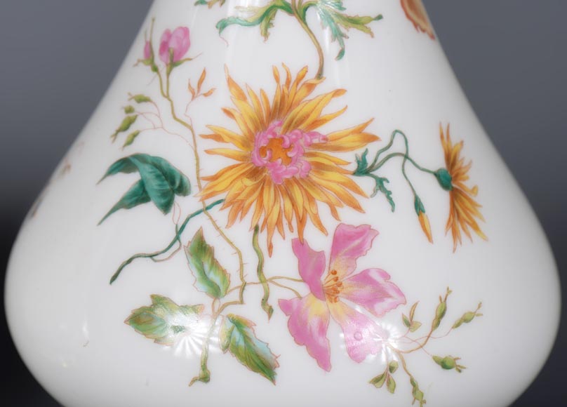 塞弗里斯制造-一对多色花卉装饰德里款花瓶，1875年-10