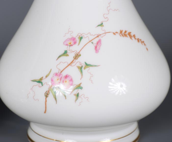 塞弗里斯制造-一对多色花卉装饰德里款花瓶，1875年-11