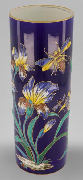隆威制造-浮雕圆形珐琅瓶-鸢尾、昆虫装饰-深蓝色/塞夫尔蓝-1890年左右-0