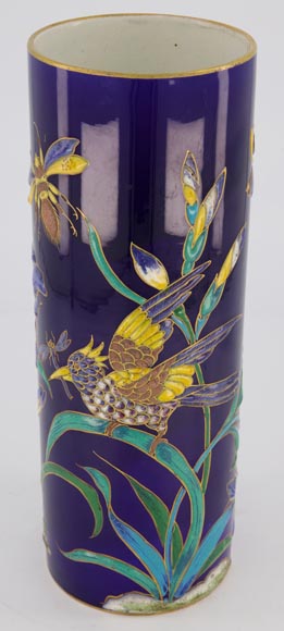 隆威制造-浮雕圆形珐琅瓶-鸢尾、昆虫装饰-深蓝色/塞夫尔蓝-1890年左右-1