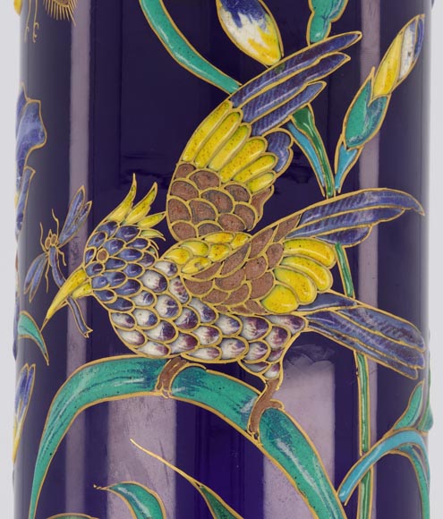 隆威制造-浮雕圆形珐琅瓶-鸢尾、昆虫装饰-深蓝色/塞夫尔蓝-1890年左右-8