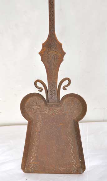 古董壁炉用具：几何图案装饰铁夹和铁铲-1