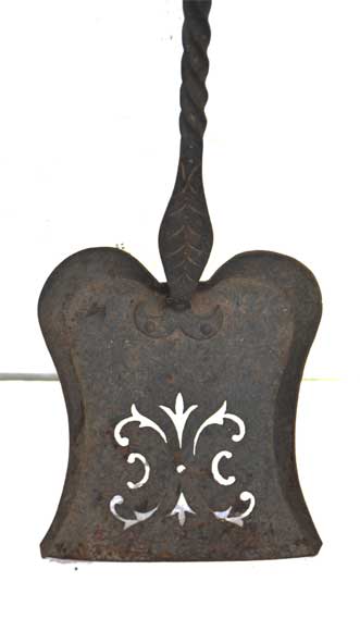 古董壁炉用具：镂空装饰铁夹和铁铲-1