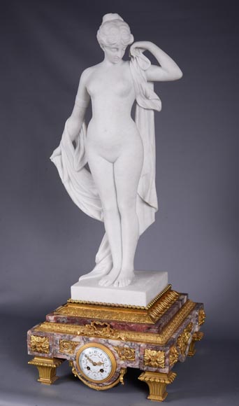 桃花石铜鎏金钟，以《芙里尼在法官们面前》为题的白色大理石雕像位于钟上方，签有“Campagne”字样，约1900年-2