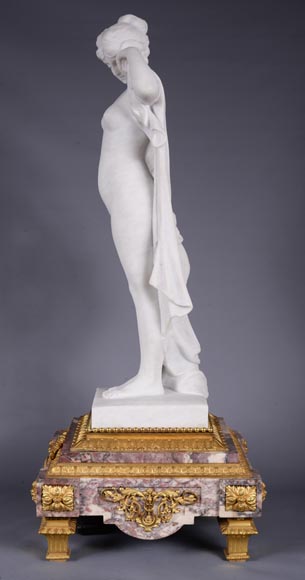 桃花石铜鎏金钟，以《芙里尼在法官们面前》为题的白色大理石雕像位于钟上方，签有“Campagne”字样，约1900年-3