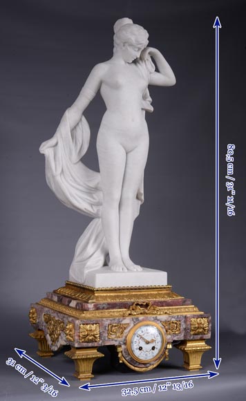 桃花石铜鎏金钟，以《芙里尼在法官们面前》为题的白色大理石雕像位于钟上方，签有“Campagne”字样，约1900年-14