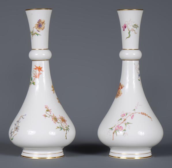 塞弗里斯制造-一对多色花卉装饰德里款花瓶，1875年-2
