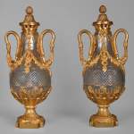 一对路易十六风格的水晶瓶，镀金青铜装饰