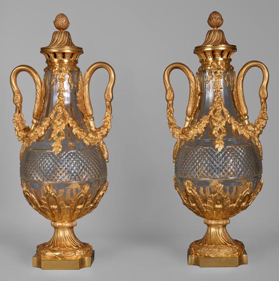 一对路易十六风格的水晶瓶，镀金青铜装饰-0