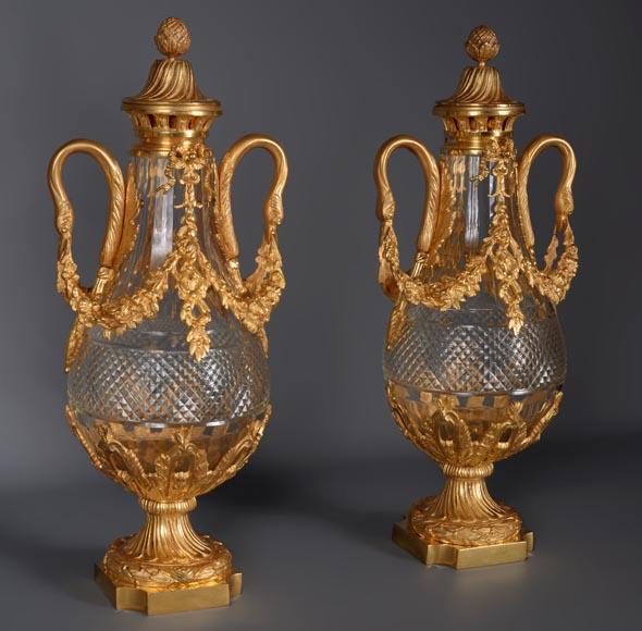 一对路易十六风格的水晶瓶，镀金青铜装饰-1