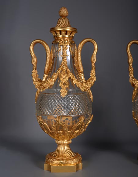 一对路易十六风格的水晶瓶，镀金青铜装饰-2
