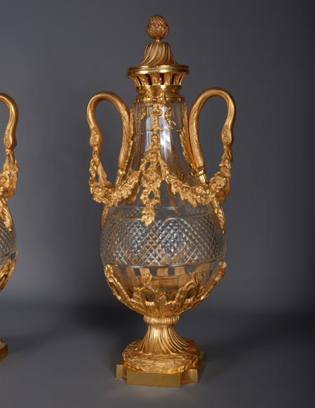 一对路易十六风格的水晶瓶，镀金青铜装饰-3