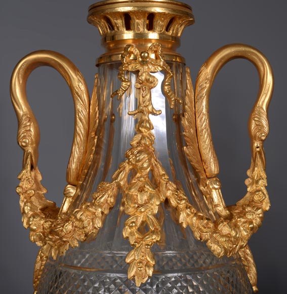 一对路易十六风格的水晶瓶，镀金青铜装饰-5